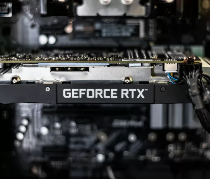 NVIDIA CEO 黃仁勳警告：AI 雖美好，但也可能存在一些危害 科技人 AI, 能源, 邊緣運算, 雲端基礎設施, 頭條