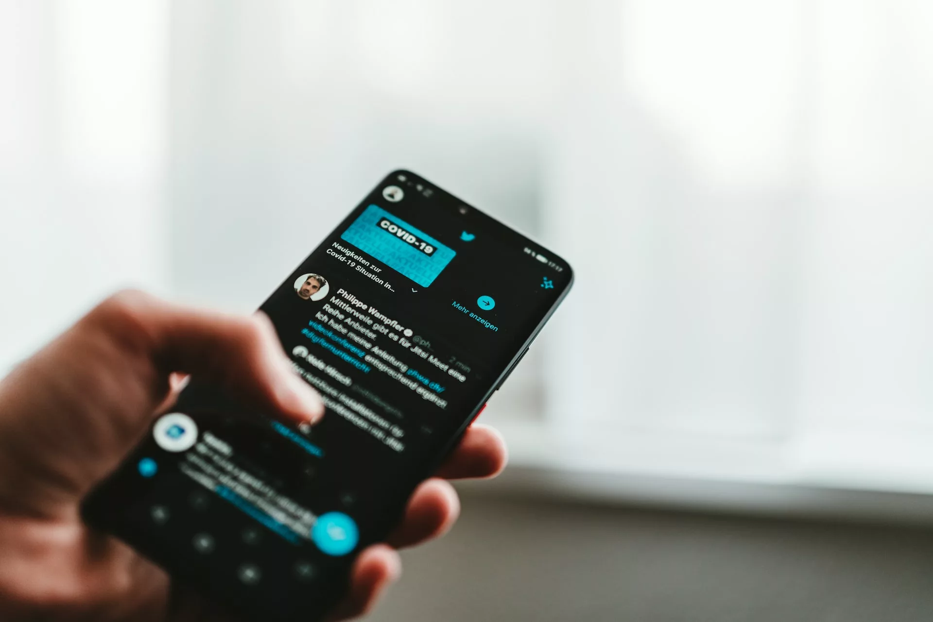 正在使用 Twitter 的手機照片