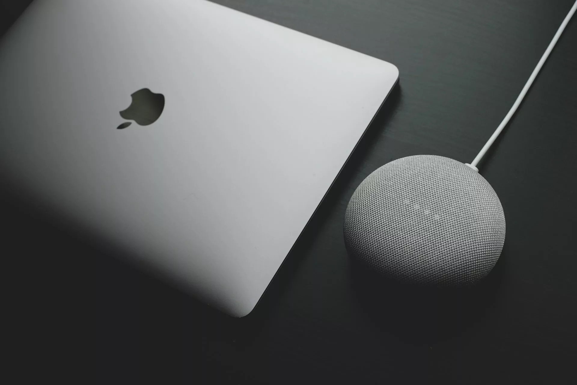 Macbook 與 Google Home 的照片