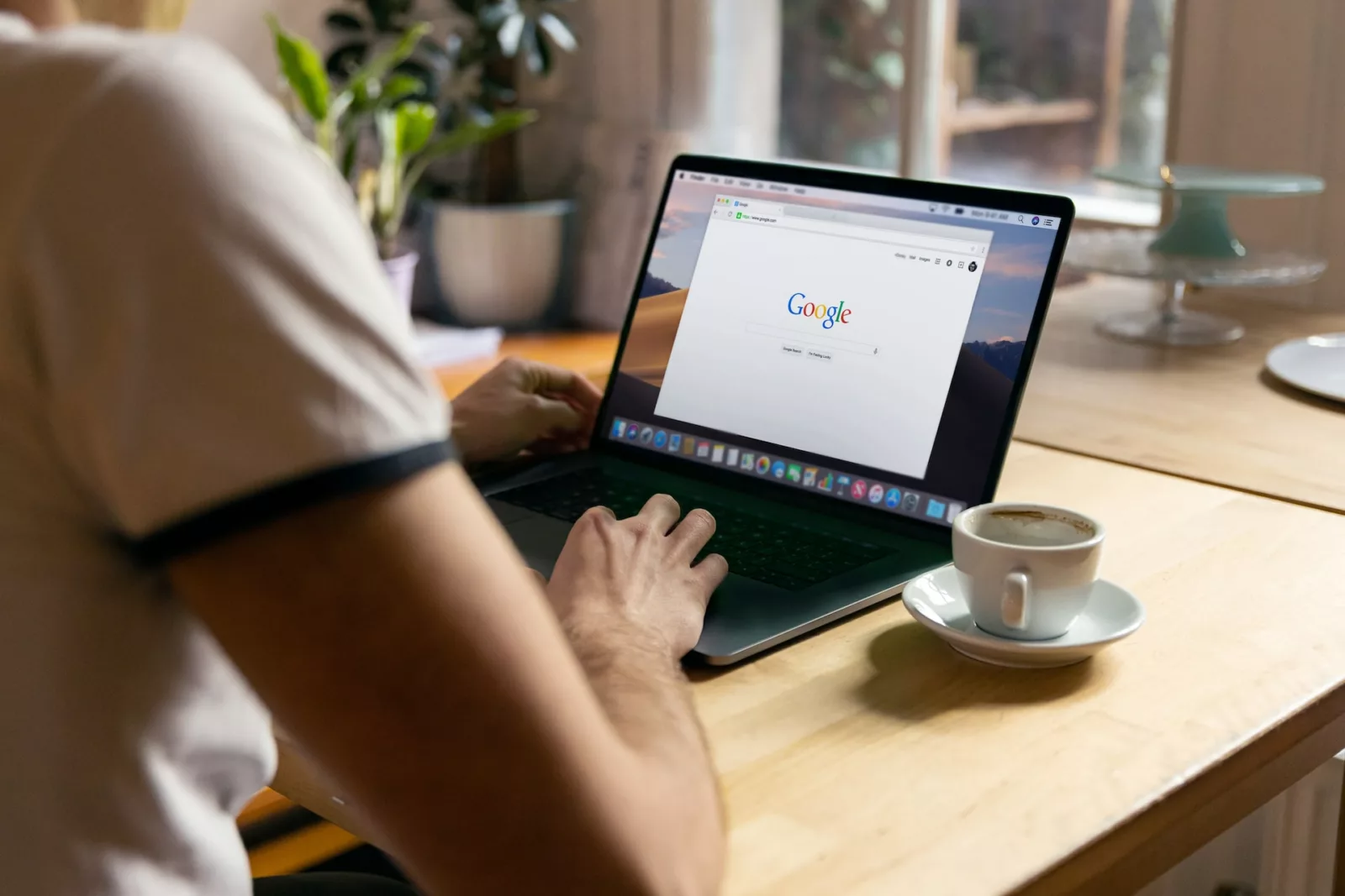 一個人正在開啓 Google 頁面