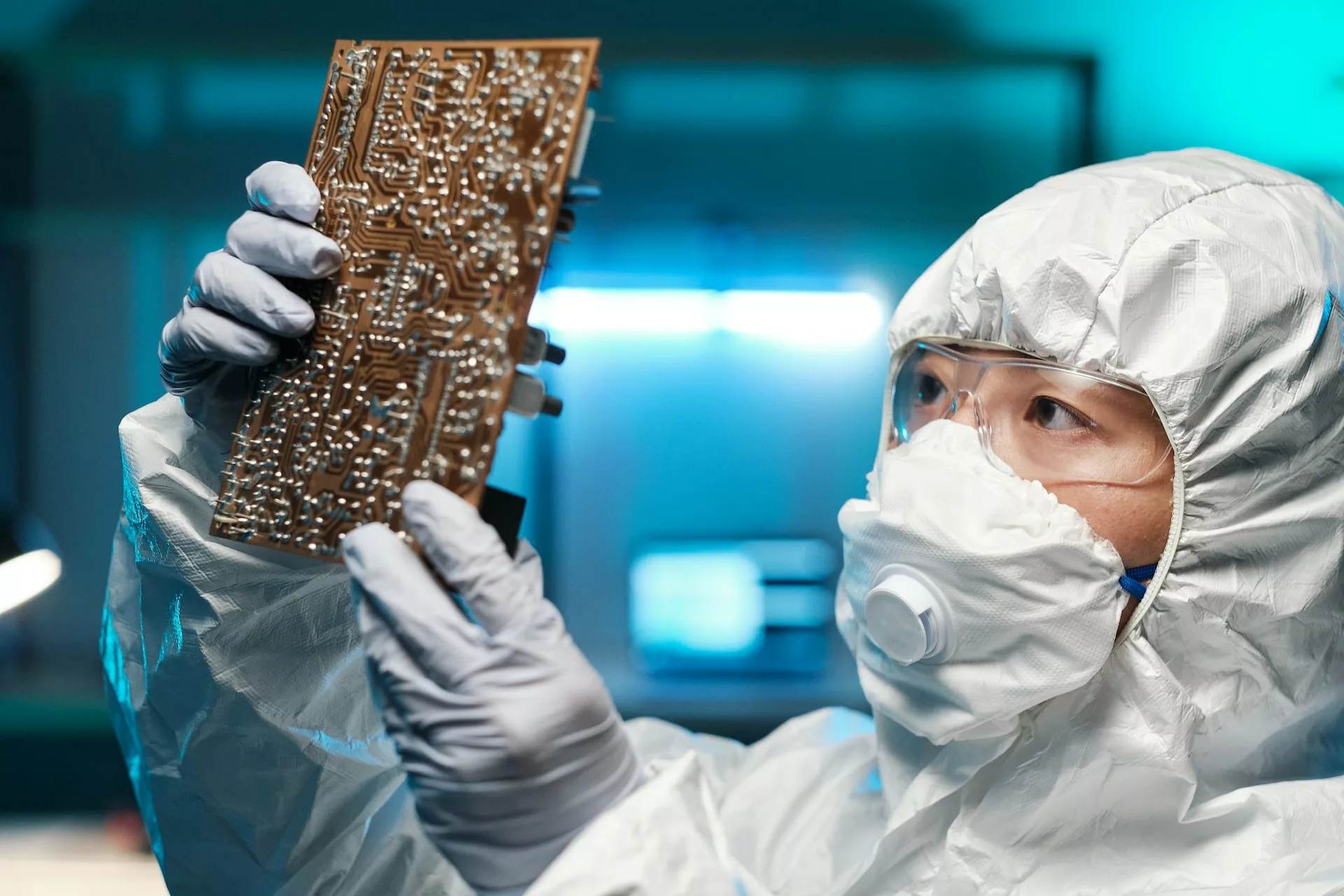 工程師正在看手上的印刷電路板(PCB)