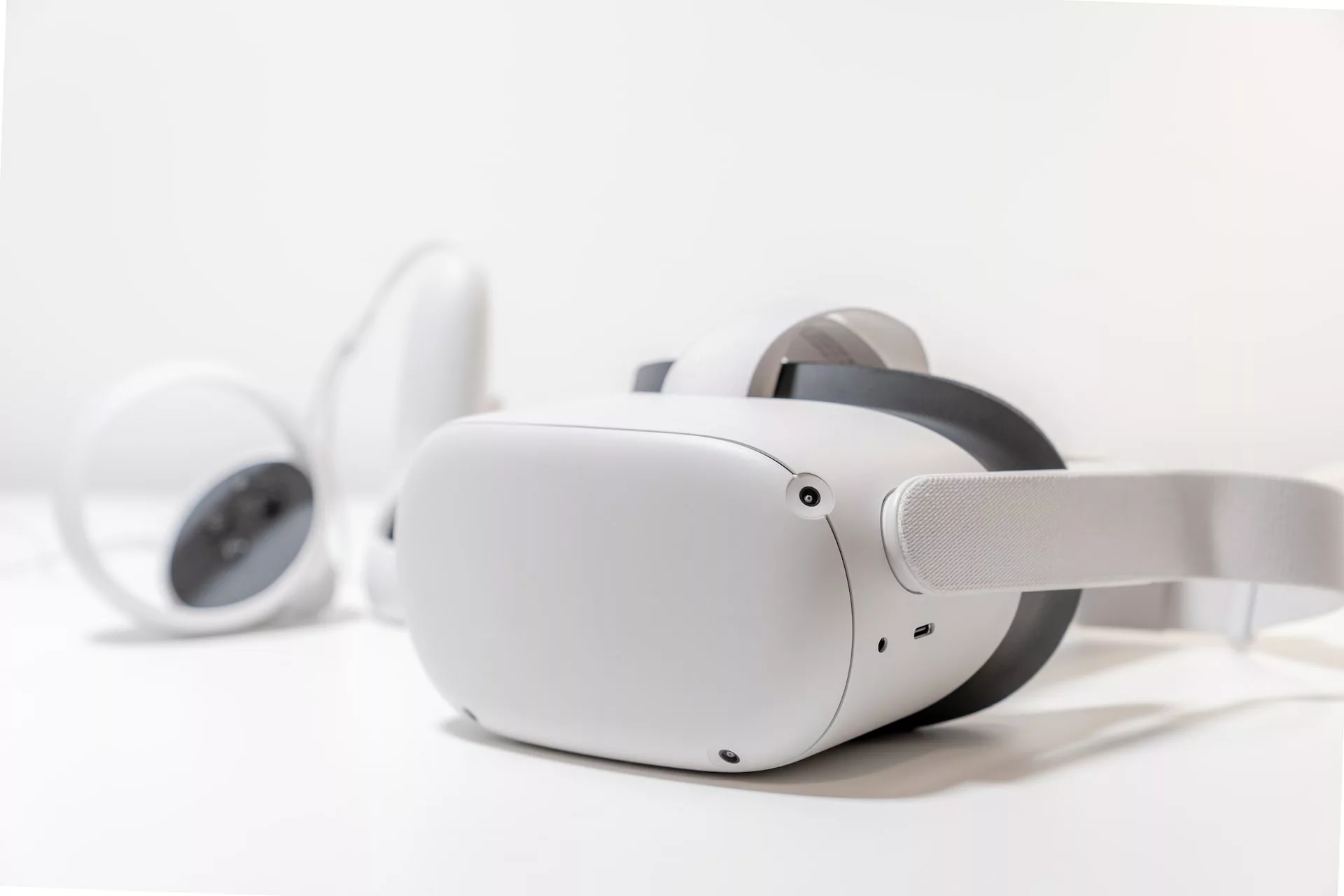 白色的 VR 顯示器