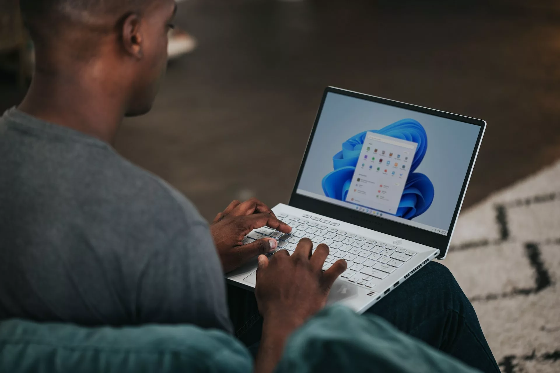 一個黑人正在使用運行 Windows 的 Notebook