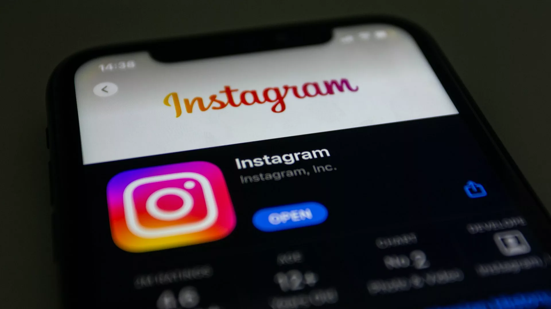 正在安裝 Instagram 的 iPhone