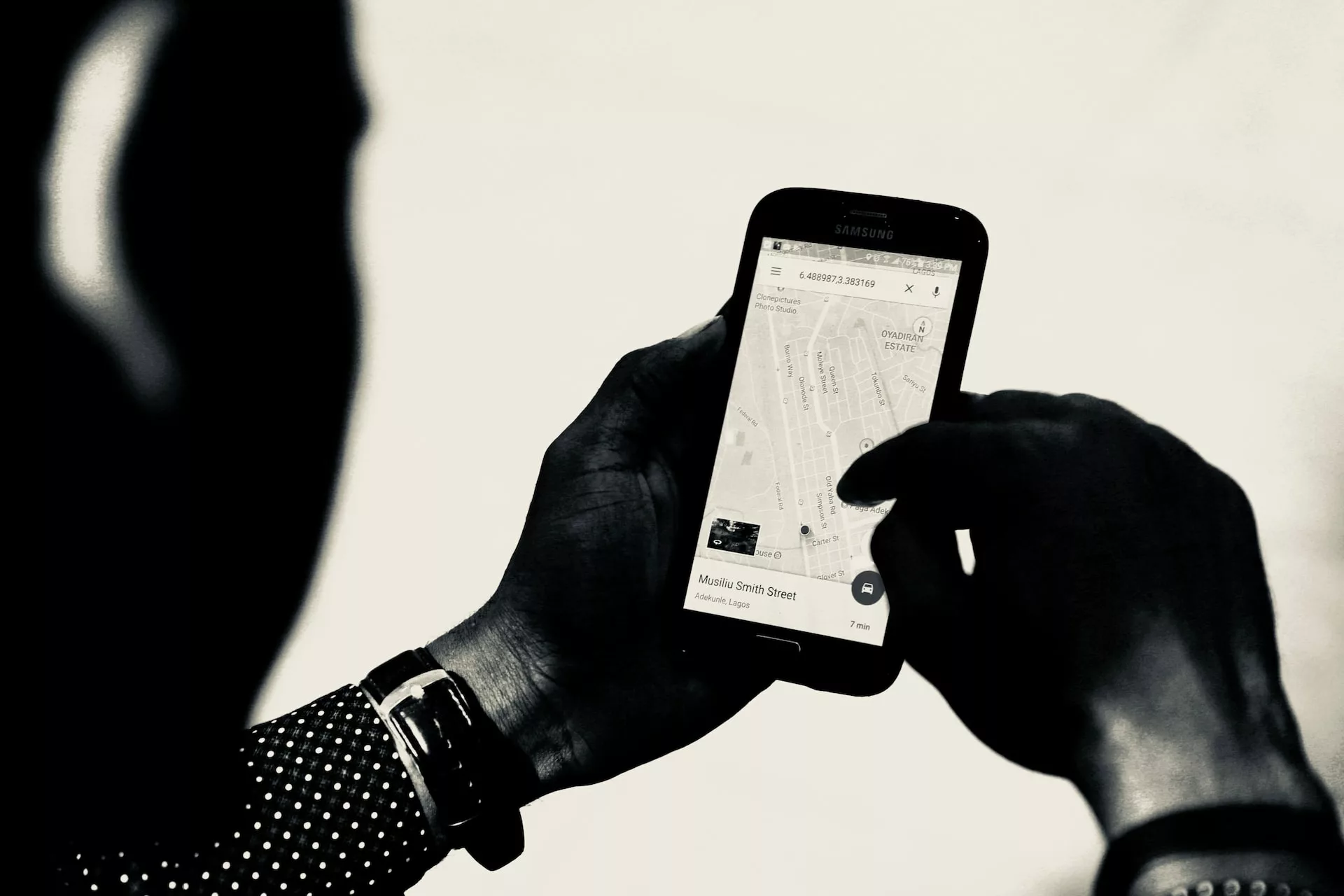 正在使用 Google Maps 的男人