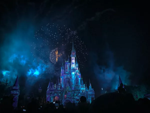 迪士尼可能會將更多自製電影、節目賣給競爭對手，彌補虧損 Disney+