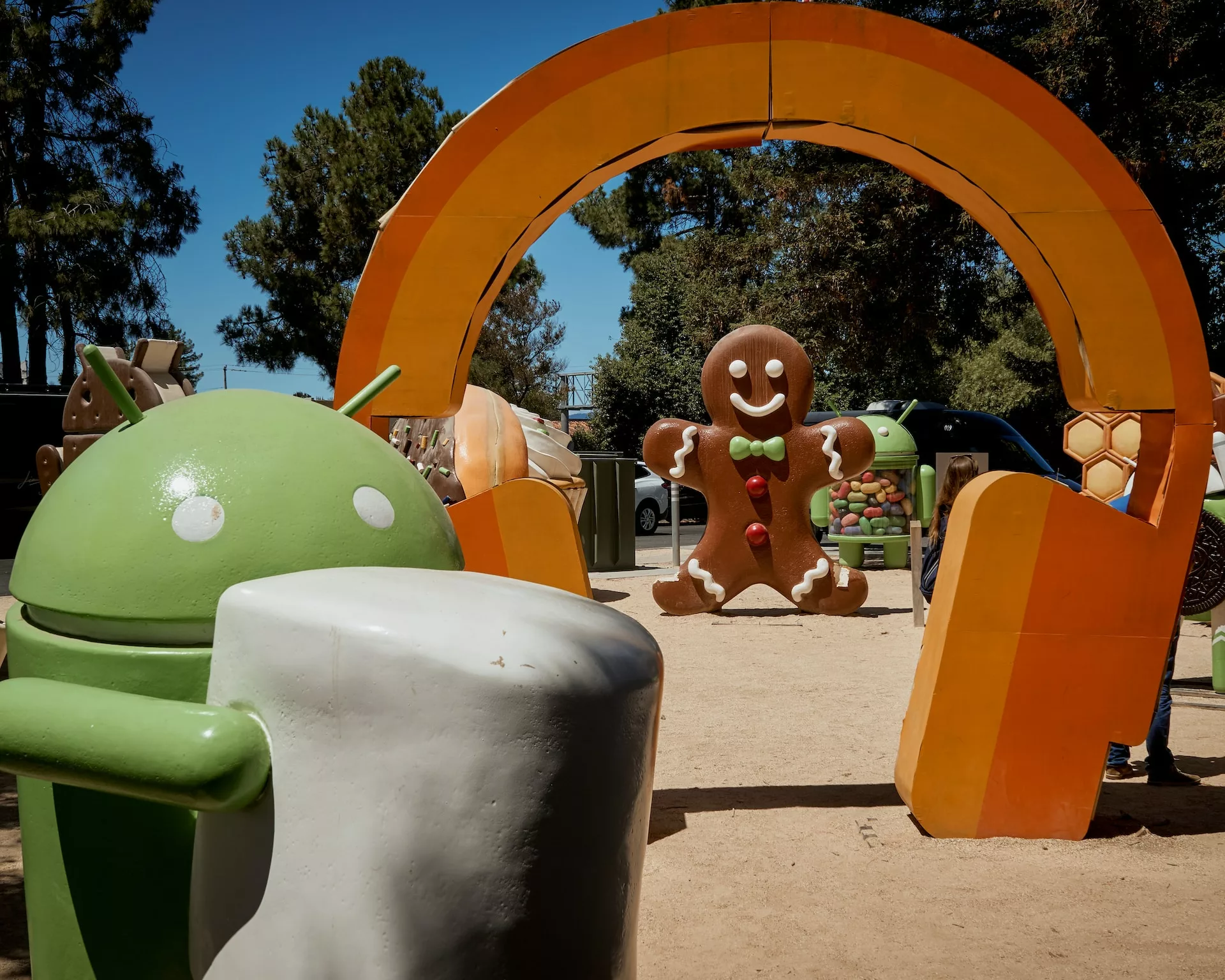 Google Play 應用商店正在測試更深的黑色:OLED 螢幕福音 Google Google, AI, 頭條