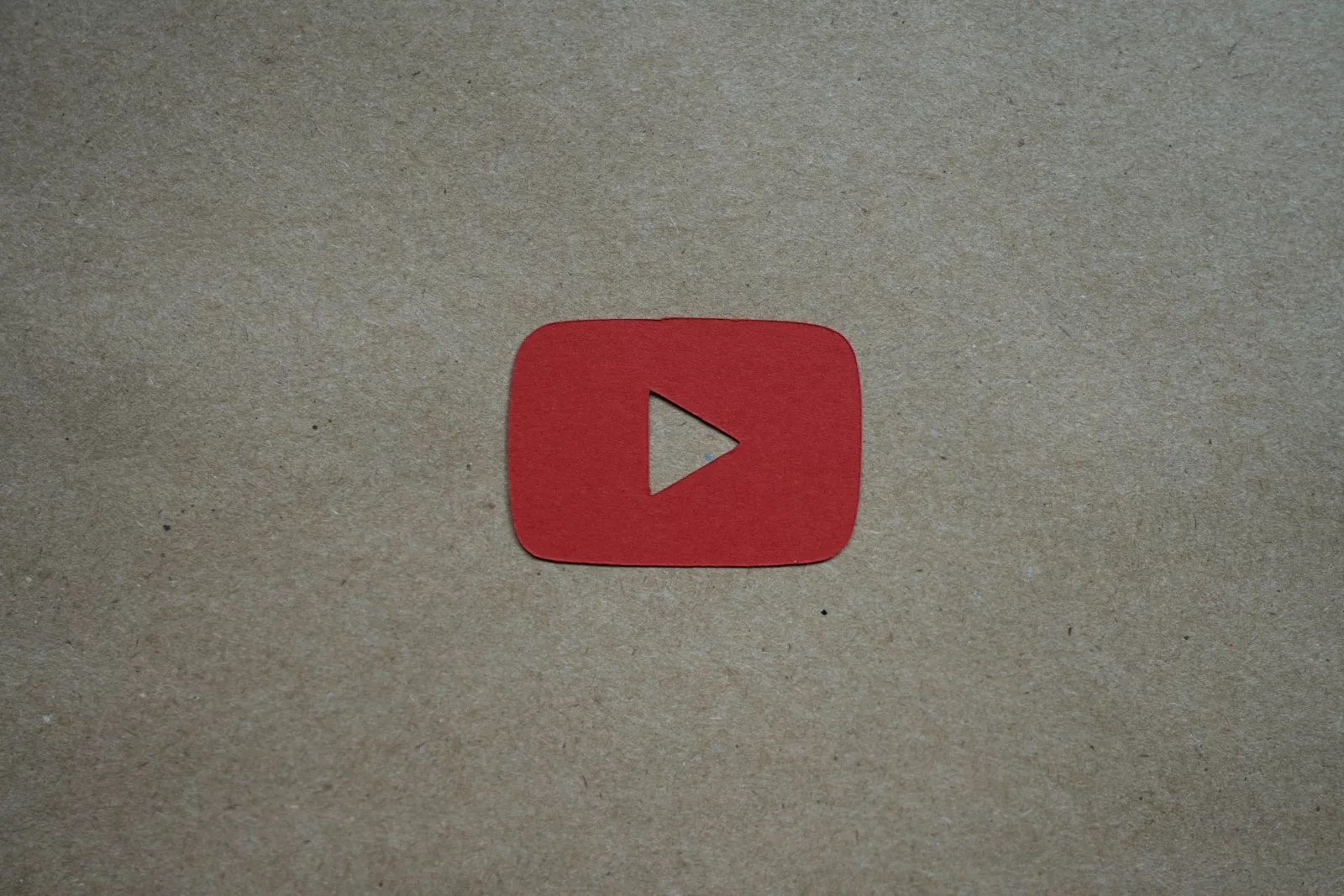 YouTube 歌曲搜尋功能來了！哼歌辨識歌曲更簡單，告別 Shazam、SoundHound YouTube 歌曲搜尋 再生能源, AI, 產業, 能源