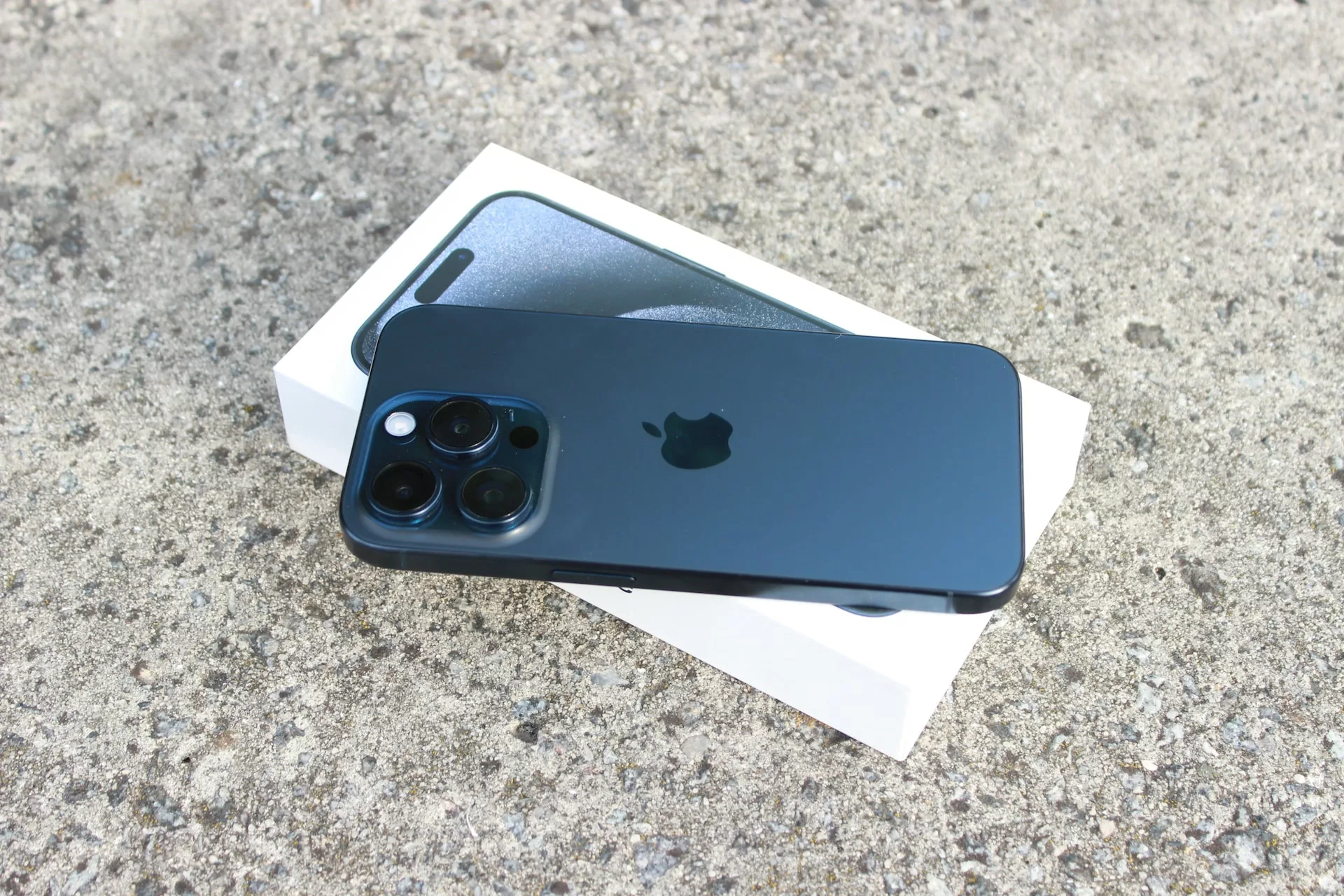 iPhone 15 Pro Max 喇叭有怪聲是瑕疵？用戶反應「像進水的聲音」 iPhone 15 pro max 喇叭 AI, 產業