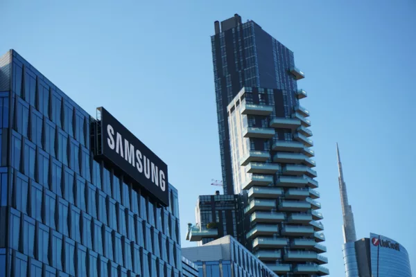 Samsung HBM4 採用 4nm base die，AI 記憶體競爭開始占用更多邏輯製程資源 AI AI