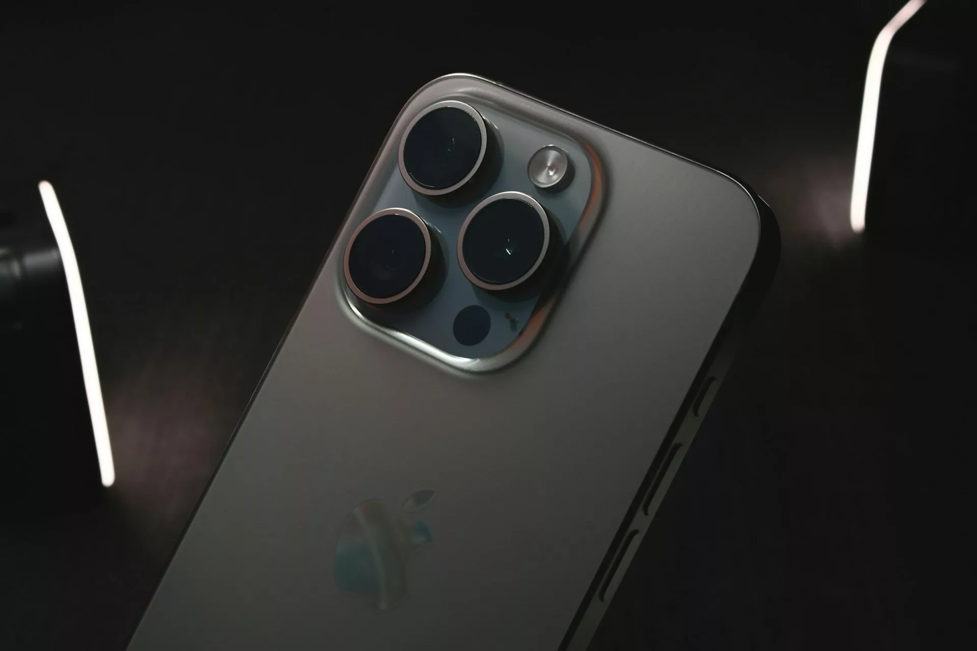 iPhone 16 一搶到就原價賣出?台灣另類「不加價」黃牛現象:信用卡折扣 iPhone 16 評論, AI 應用案例, 頭條