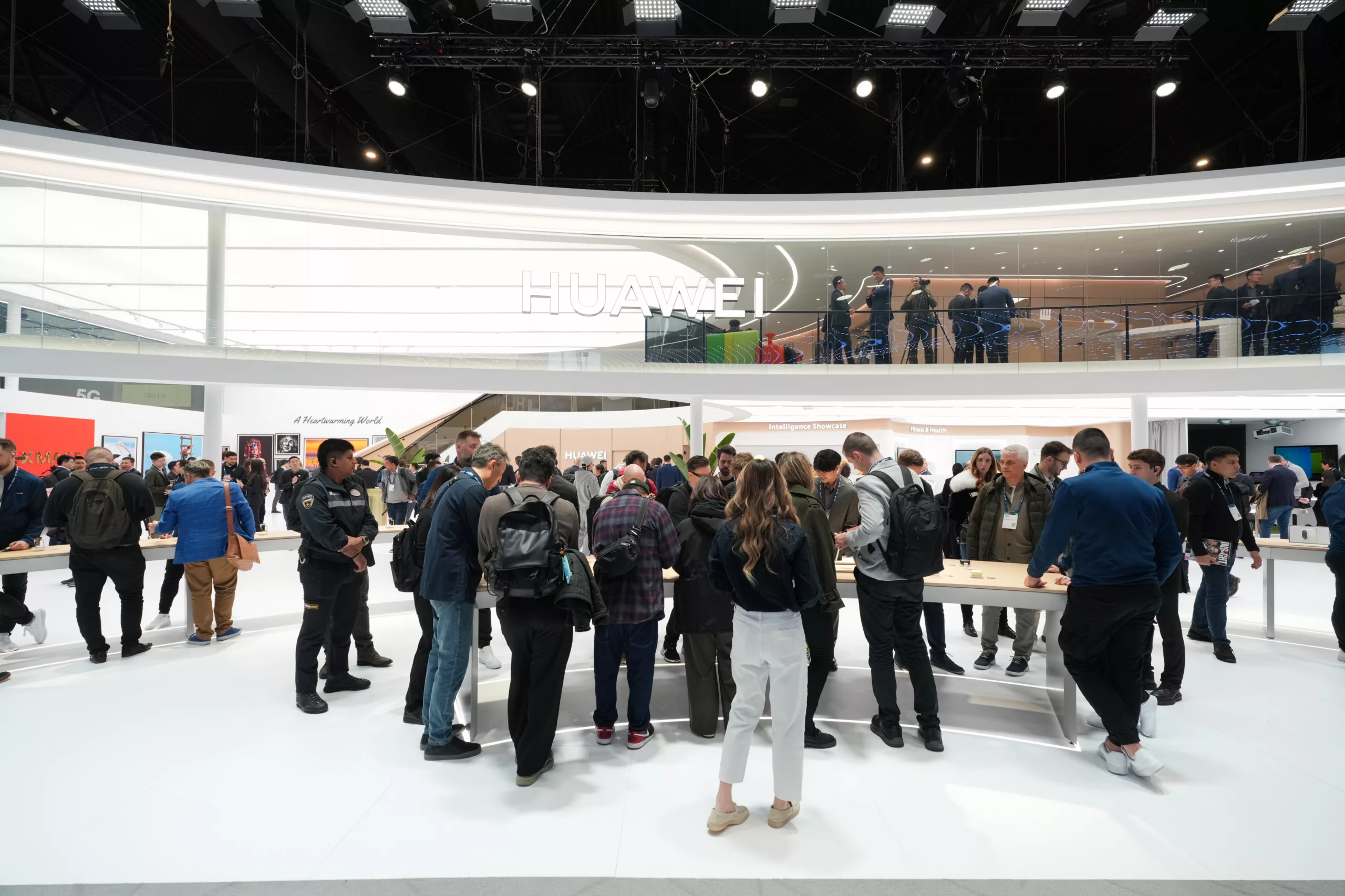 全球首款商用三折疊手機！華為 Mate XT 震撼 MWC 2025 ai AI, AI 應用案例, 頭條