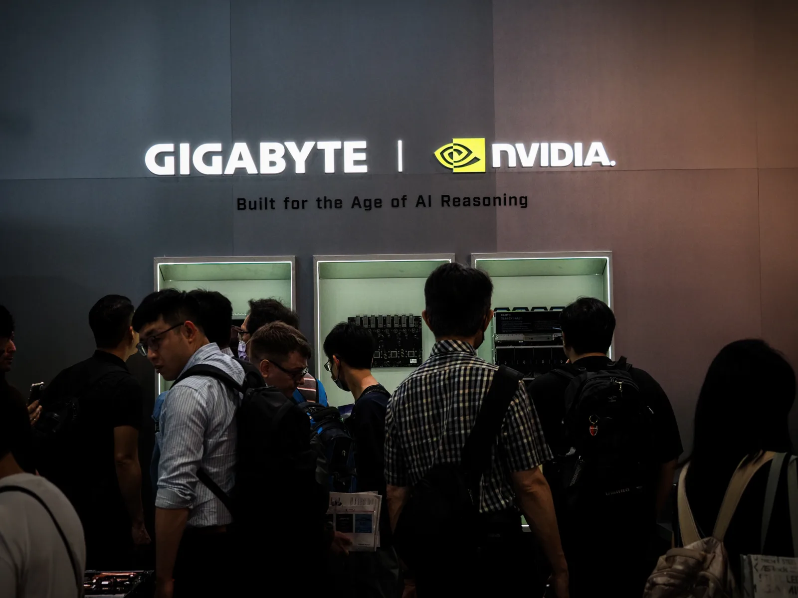 美國商務部官員證實少量 NVIDIA H200 已運往中國，出口許可採個案審查 NVIDIA H200 電網, AI, 產業, 能源