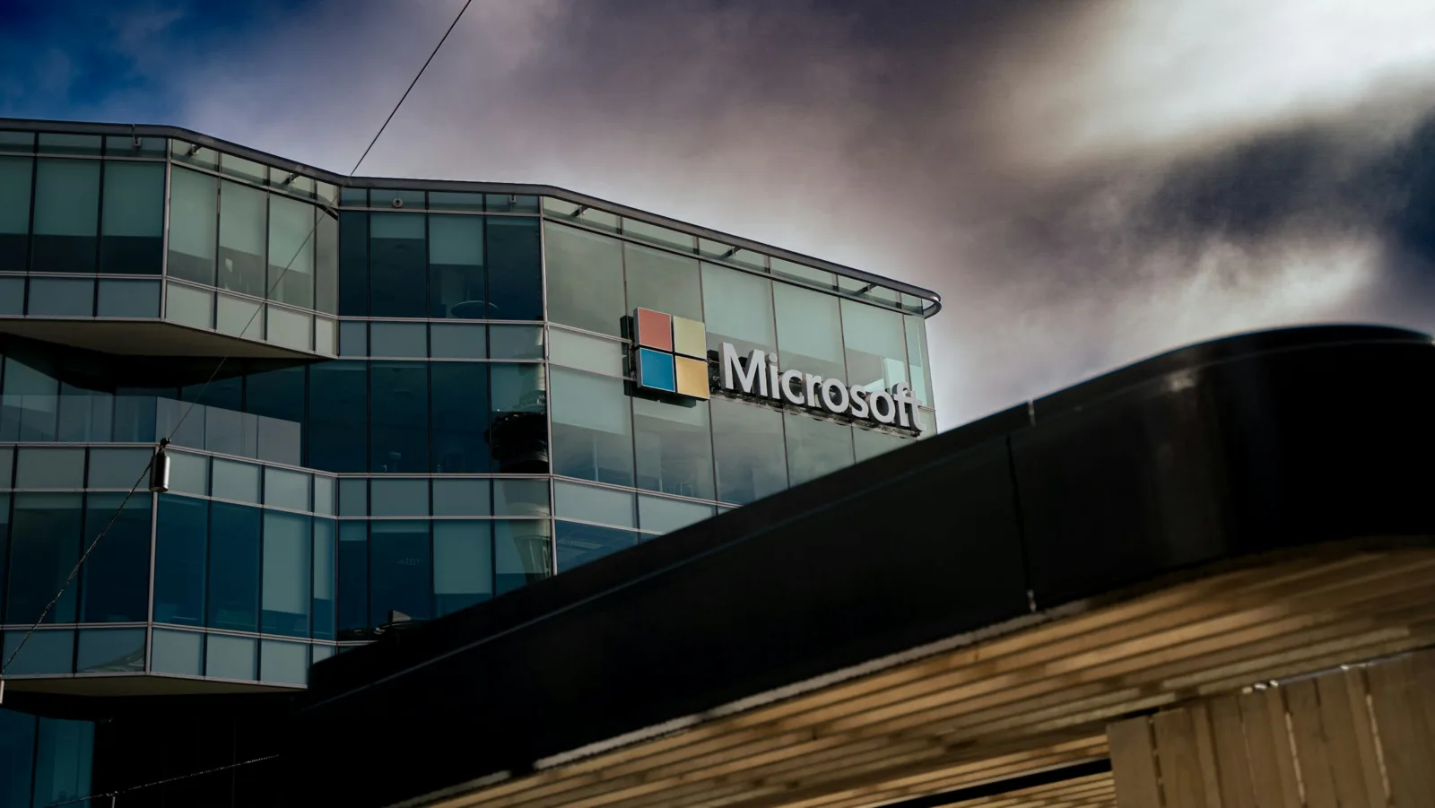 Microsoft AI 資料中心擴張推高排放，年度綠電匹配和實際供電成為兩個問題 Microsoft 再生能源, AI, 產業, 能源