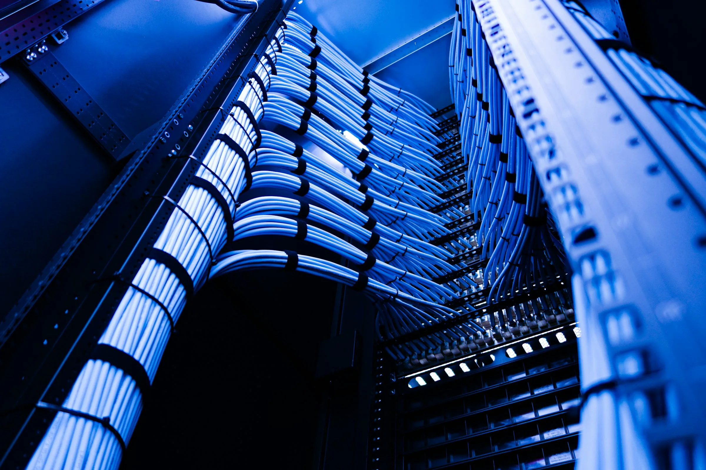 AI 資料中心競賽:現在比的不是 GPU 數量,而是誰先鎖住水、電、冷卻與資本 資料中心 AI, 能源, 邊緣運算, 雲端基礎設施, 頭條