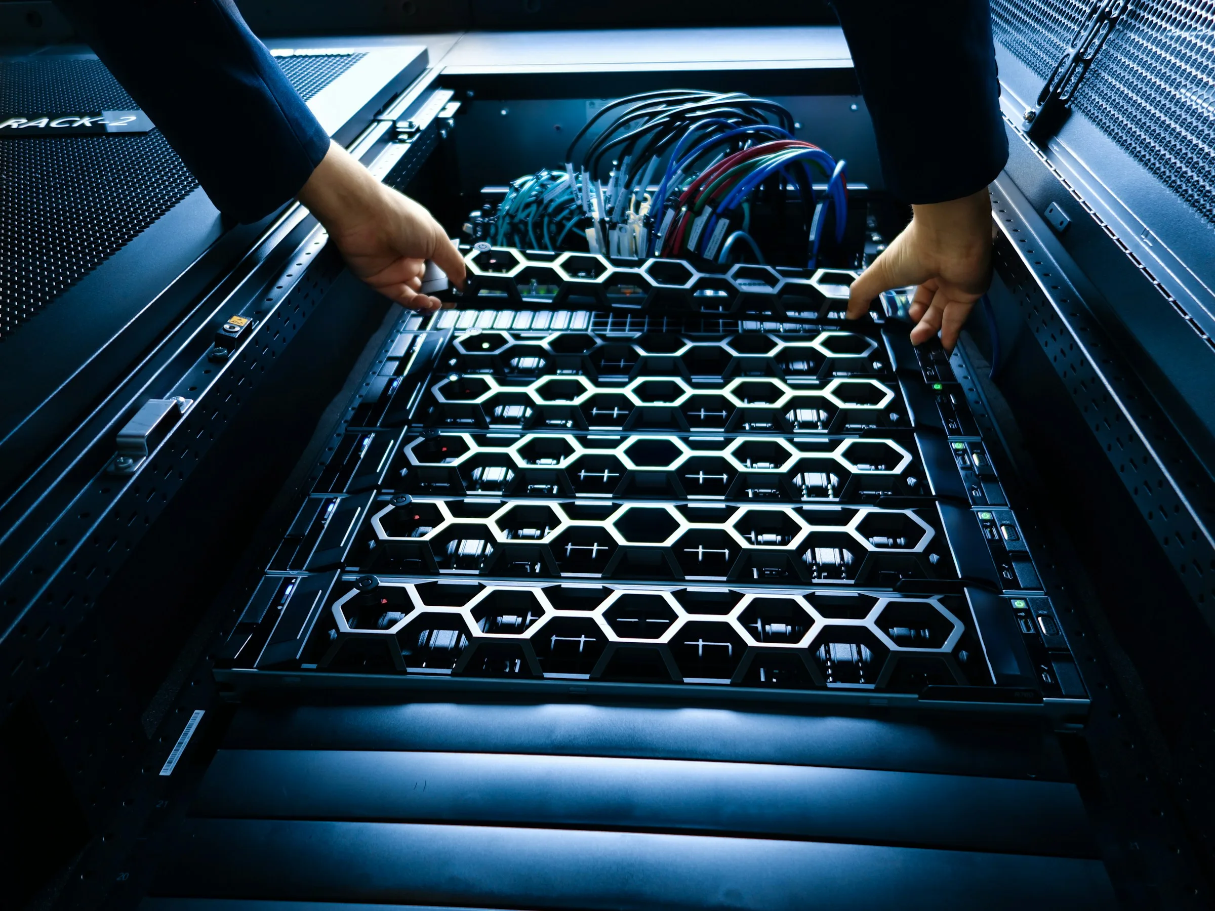 AI 資料中心競賽:現在比的不是 GPU 數量,而是誰先鎖住水、電、冷卻與資本 資料中心 AI, 能源, 邊緣運算, 雲端基礎設施, 頭條