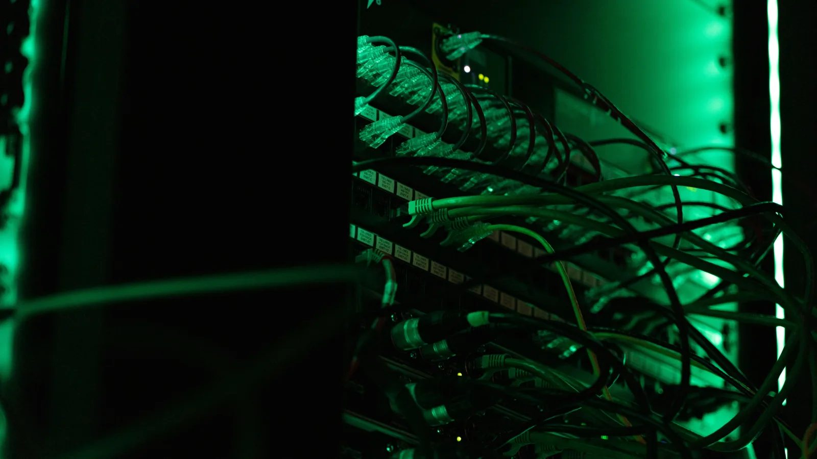 AWS 下修 GPU 與 Trainium 管理費，雲端 AI 工作負載價格戰進入容器層 AWS 電網, AI, 產業, 能源